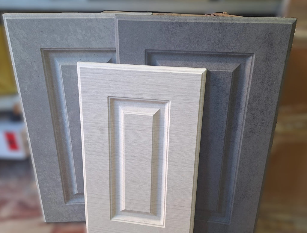 ante per mobili cucina in legno mdf pantografato con rivestimento polimerico colore stone grey colore portuna bianco e colore gravel di diverse misure 
