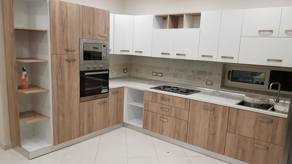 cucina_con_ante_polimeriche_colore_sanremo_e_bianco_lucido_modello_raggio3_mobili_prodotti_da_maccaroneshop