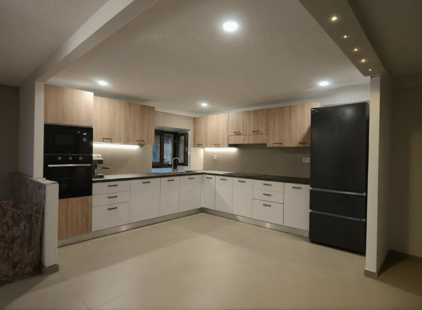 foto cucina tipo con ante melamminiche di colore bianco opaco e ante colore olmo vista frontale