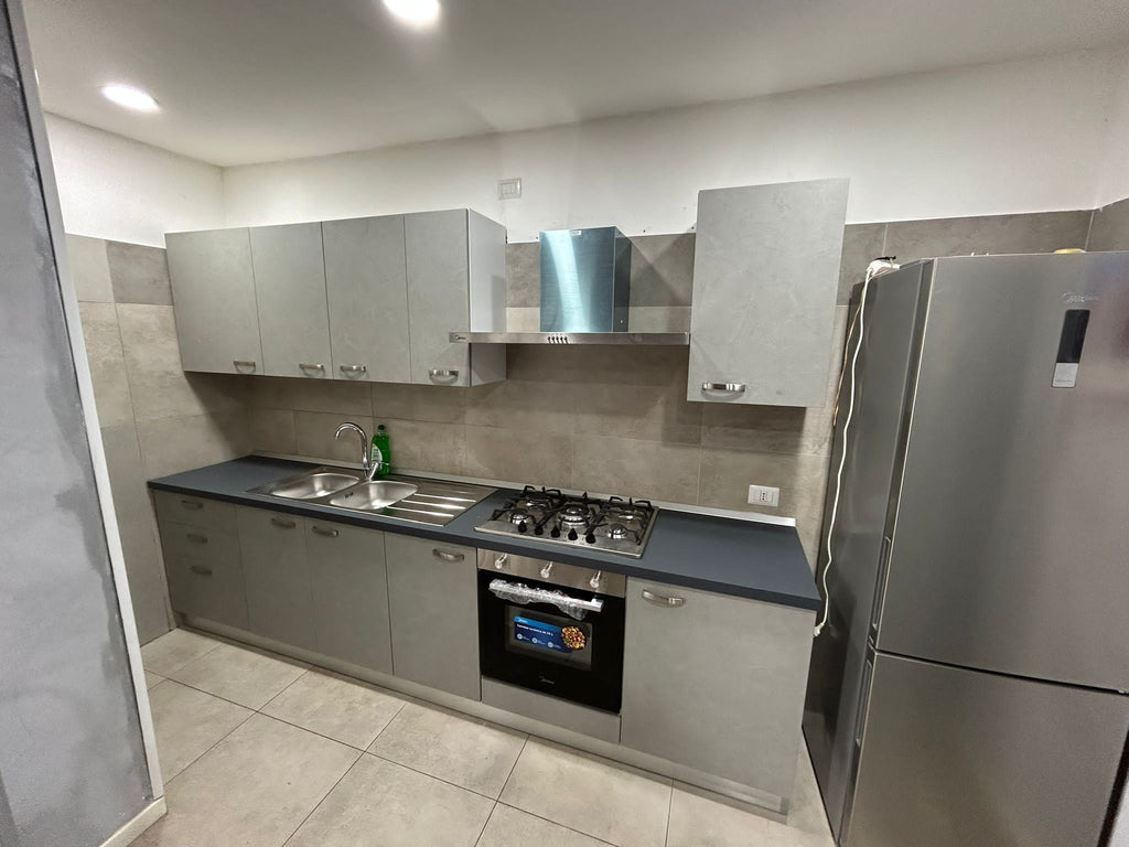 foto dimostrativa cucina con ante colore cemento in legno melamminico