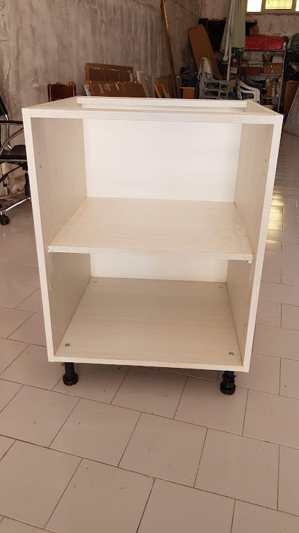 mobile struttura cucina in colore bianco opaco da 60 vista frontale con mensola e piedi in plastica 