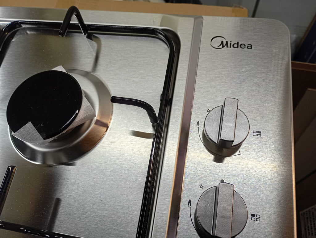 piano cottura midea con comandi laterali griglie smaltate con alvola sicurezza gas in acciaio inox satinato vista marchio
